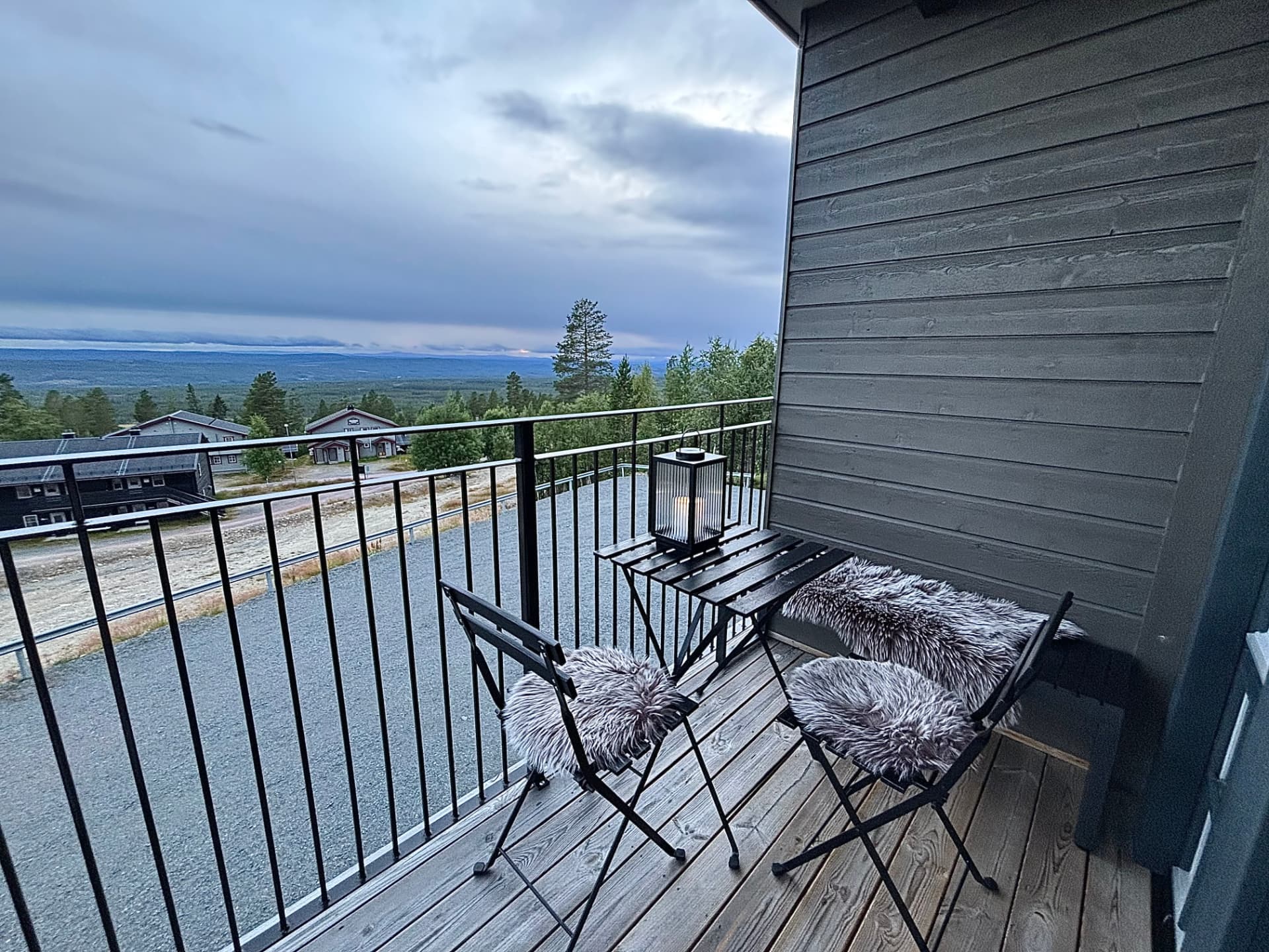 Balkong med utsikt över fjäll och dalgång