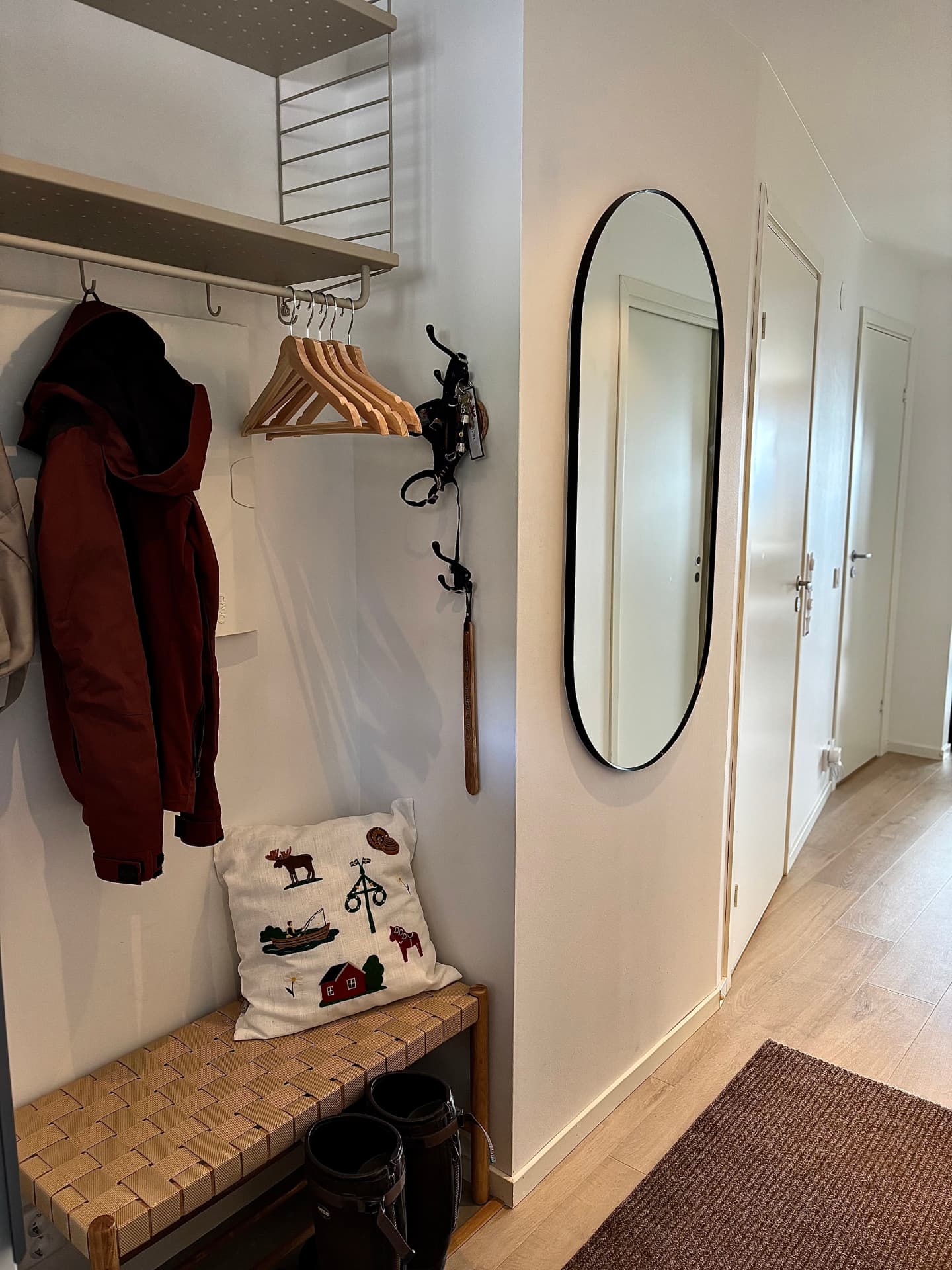 Hall med förvaring, spegel och sittbänk